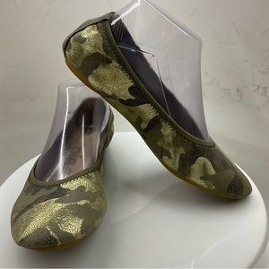Hush Puppies Women's Chaste Ballet in Camo Metallic Suede size 7.5